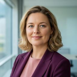 Emma de Vries, strategisch adviseur in haar kantoor